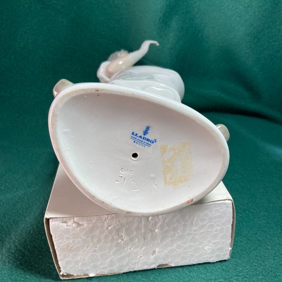 Lladro Obstetrician Doctor with Baby - Picture 10 of 10